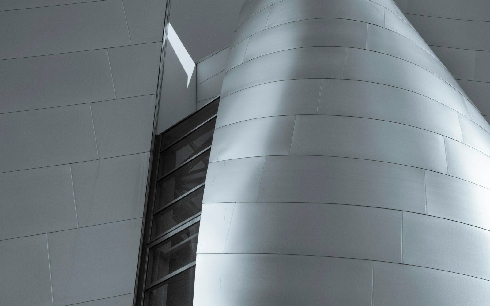 Flowing lines and reflective surfaces in contemporary architecture